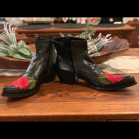 Handmade leather shoes with embroidered rose main image 6